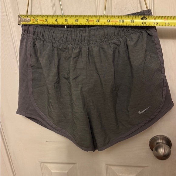 Nike Dri-Fit Women's Gray Sleeveless Top and Shorts Set - Picture 8 of 11